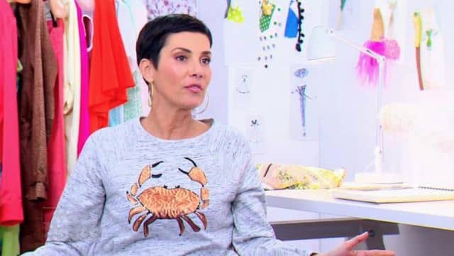 Cristina Cordula portant un pull avec un crabe